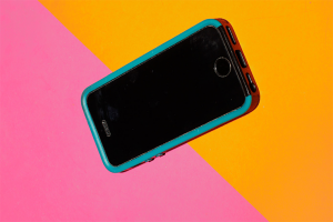 Un telefono e un aeroporto