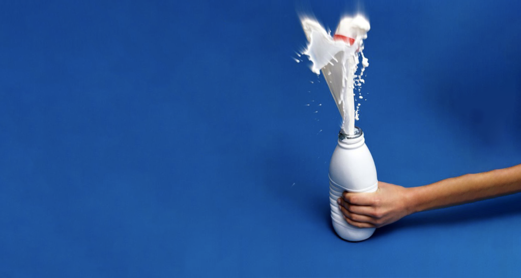 bottiglia di latte squirting