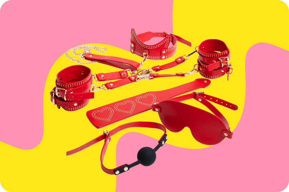 Set completo da dieci pezzi di accessori bondage disposti in griglia ordinata