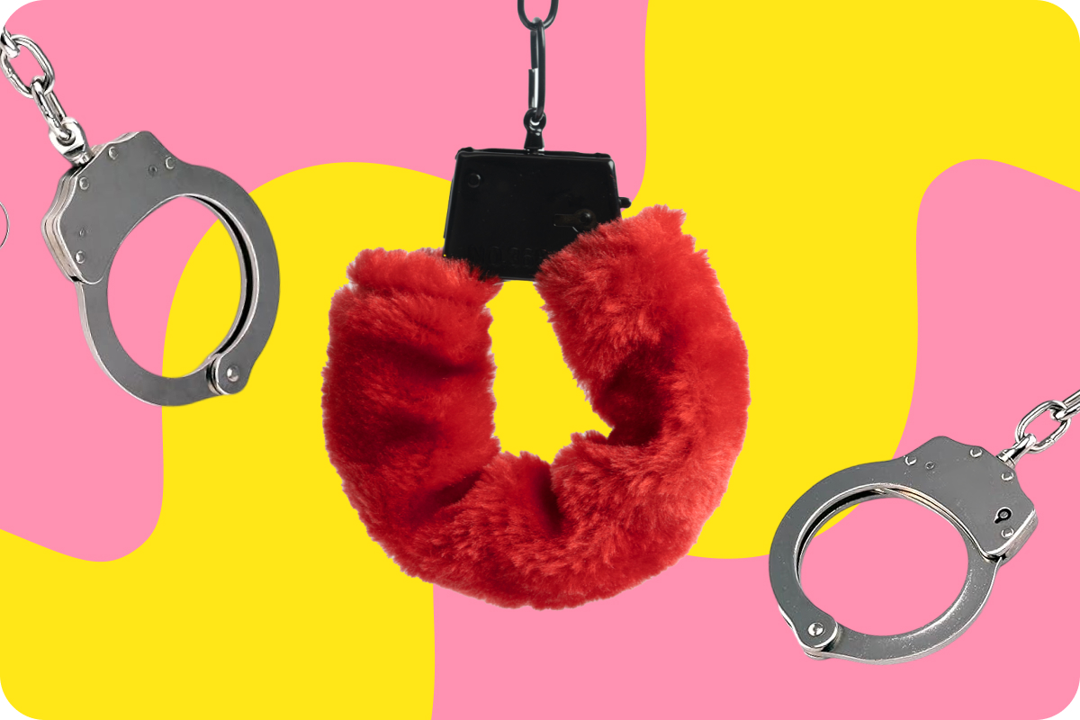 Confronto tattile tra polsino in velluto morbido e manetta in metallo rigido