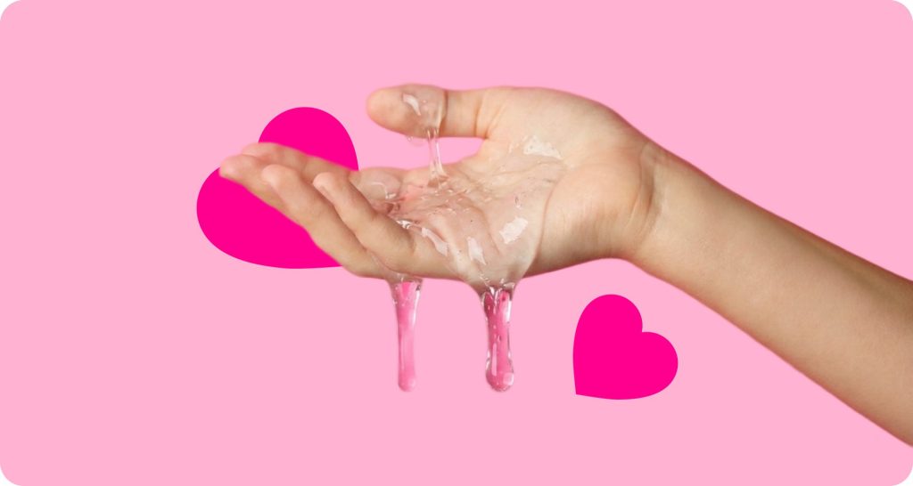 Tubetto e flacone di gel intimo con gel denso trasparente su superficie chiara
