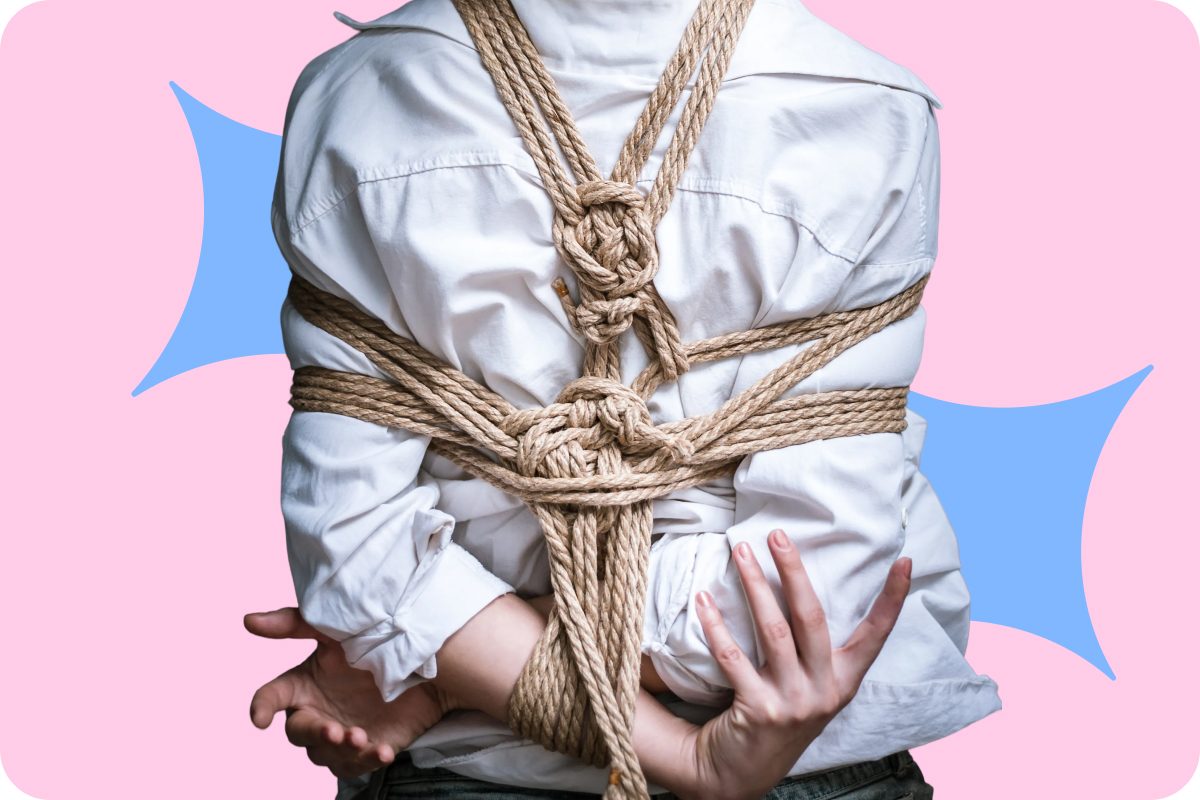 Corda di canapa, ventaglio e stampa giapponese che evocano le origini dello shibari