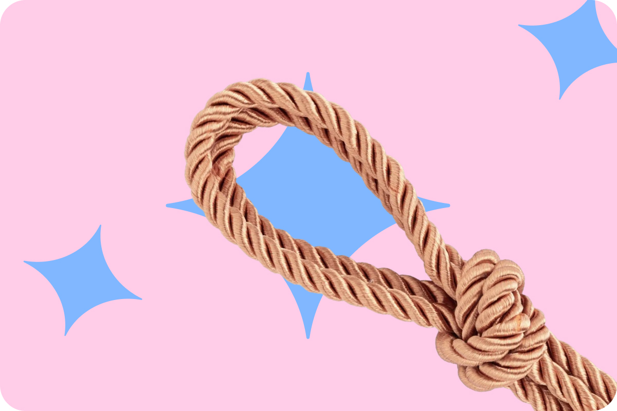 Mani che intrecciano un nodo su corda di juta nella pratica shibari a terra