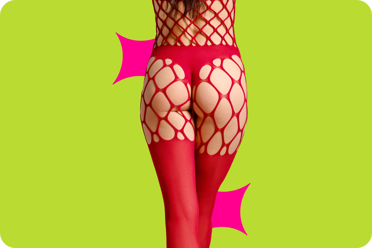 Body crotchless abbinato a reggicalze coordinato e calze velate: completo lingerie couture