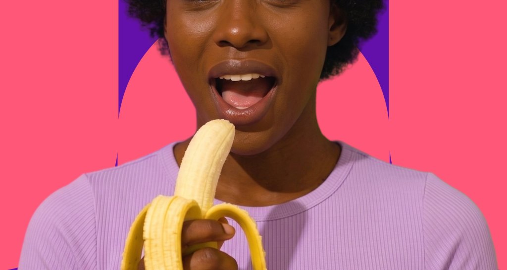 Una donna con una banana in mano e la bocca aperta