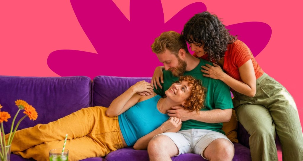 Due donne e un'uomo che si scambiano affetto fisico su un divano